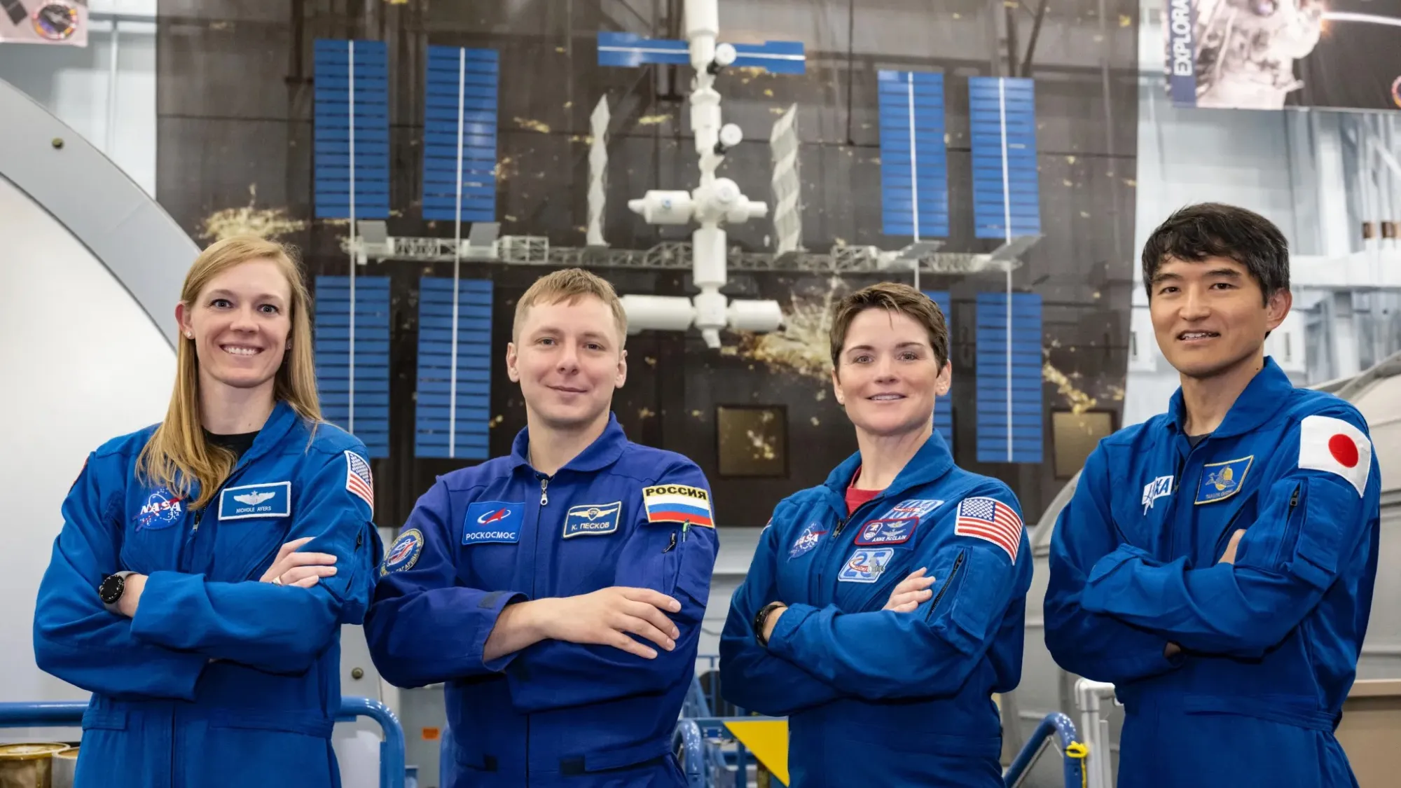 Die Mitglieder der NASA SpaceX Crew-10, von links nach rechts abgebildet: NASA-Astronautin Nichole Ayers, Roskosmos-Kosmonaut Kirill Peskov, NASA-Astronautin Anne McClain und JAXA (Japan Aerospace Exploration Agency)-Astronaut Takuya Onishi.