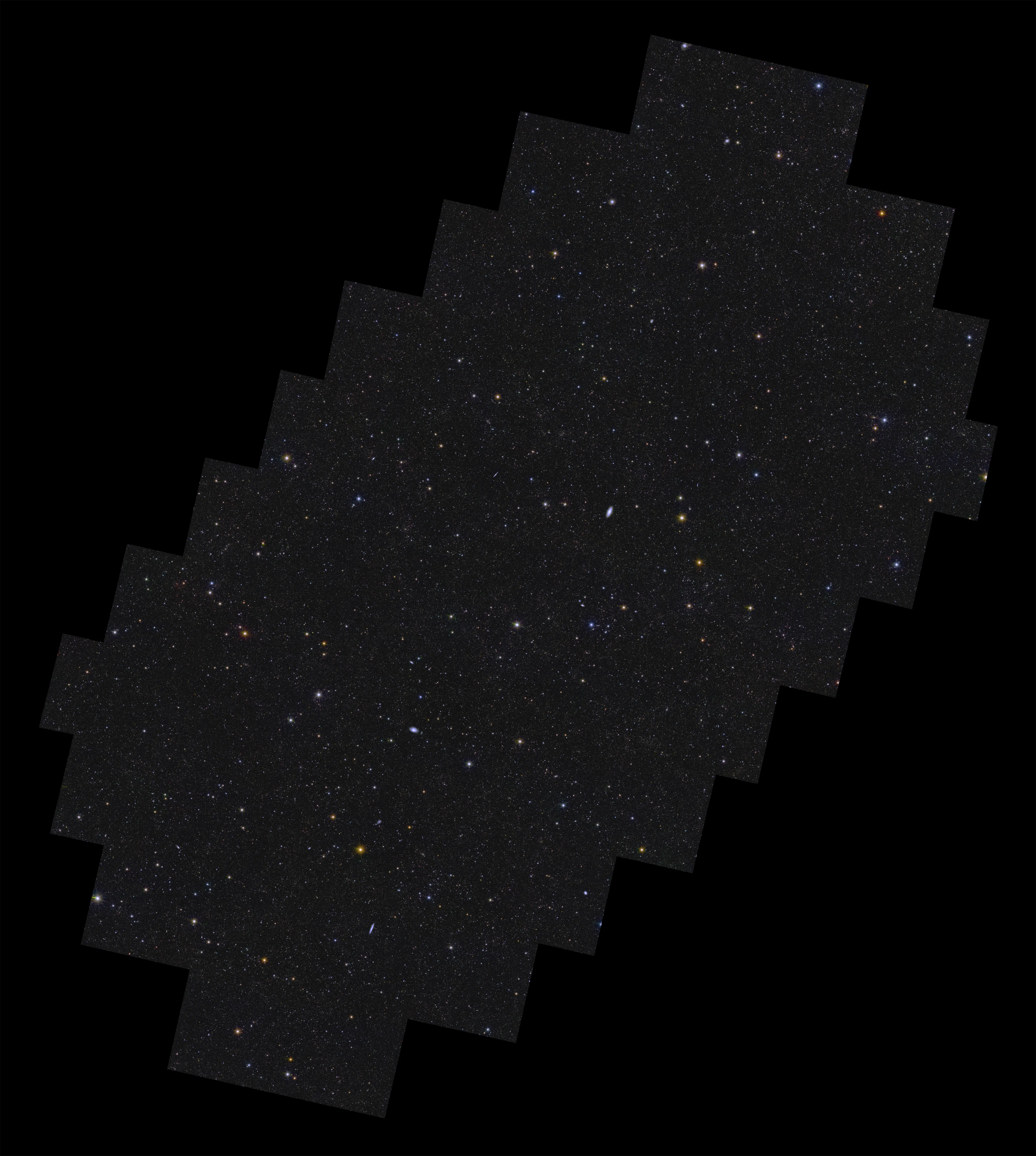 Auf einem schwarzen Hintergrund liegt eine rechteckige Form mit stufenförmigen Kanten, die entlang ihrer langen Achse von links unten nach rechts oben ausgerichtet ist. Innerhalb dieser Form befinden sich mehr als 11 Millionen Galaxien sowie Sterne verschiedener Größe, Helligkeit und Farbe. Einige Galaxien sind leicht an ihren verschwommenen, länglichen Formen zu erkennen. Es gibt Anzeichen dafür, dass dichter besiedelte Regionen von Galaxien in einer netzartigen Struktur aus Filamenten organisiert sind, die das gesamte Bild durchziehen.