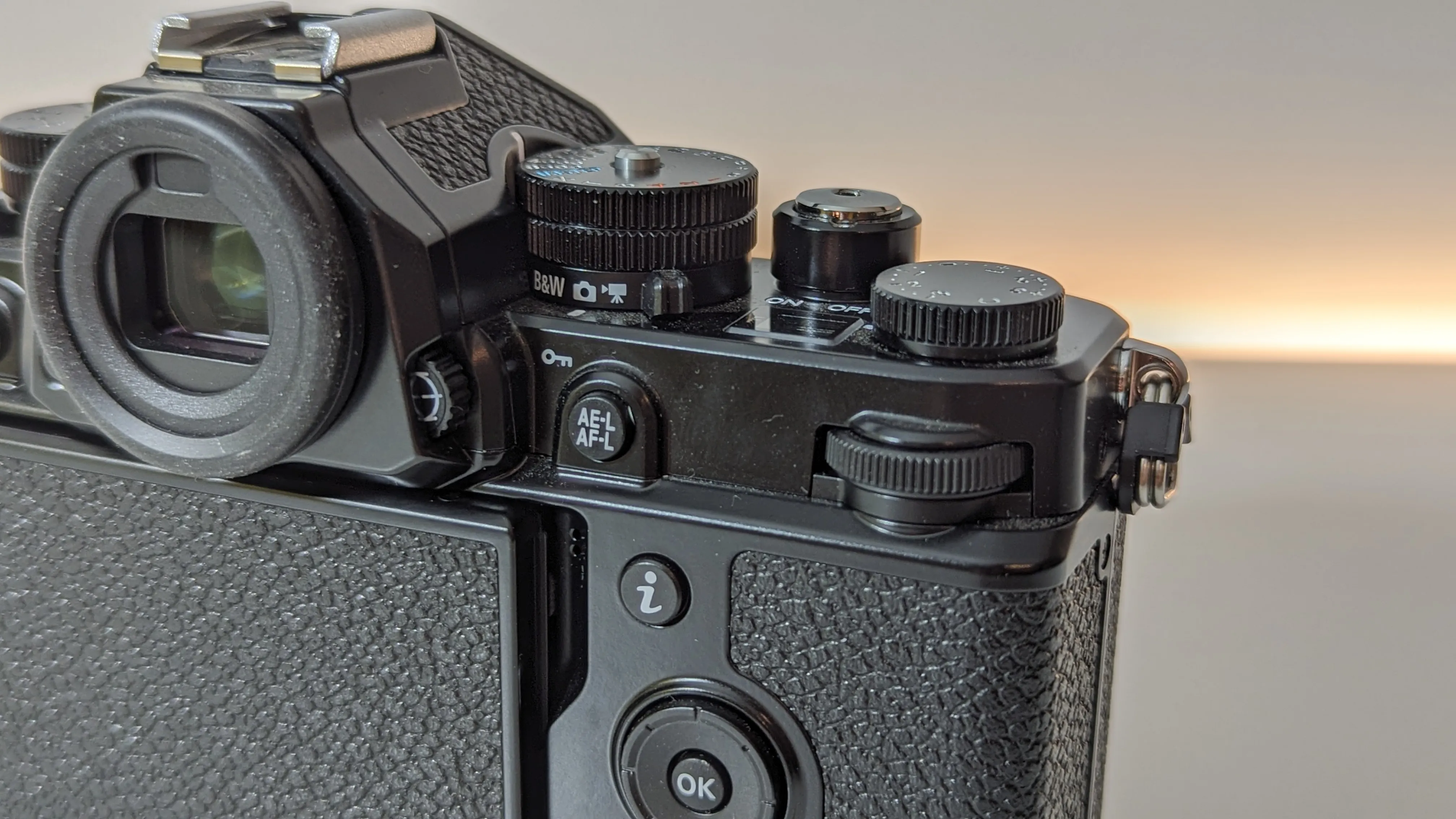 Nahaufnahme der hinteren Einstellräder, Knöpfe und des Suchers der Nikon Zf.