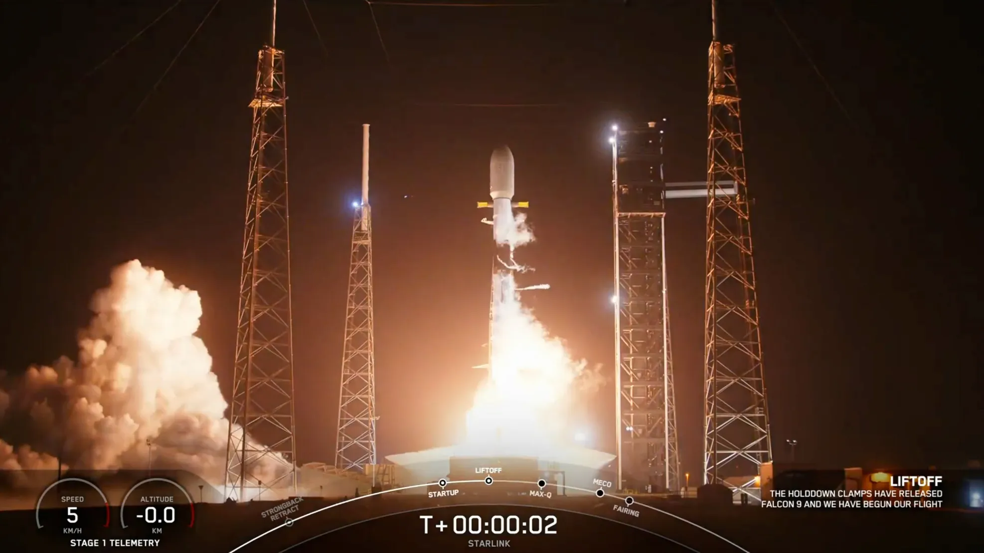 eine schwarz-weiße Rakete startet in den Nachthimmel.